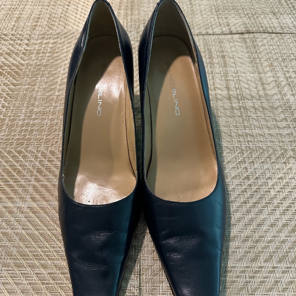 Bandolino Black Leather Heels